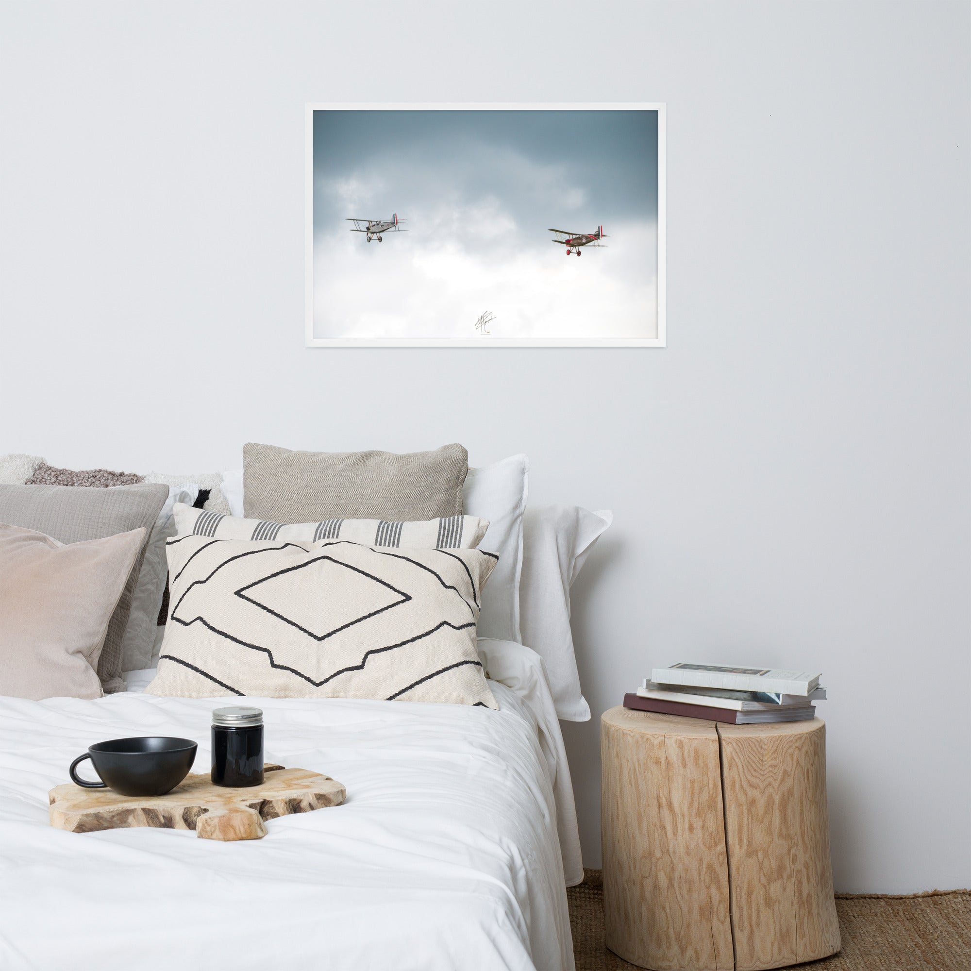 Deux avions de combat de la Première Guerre Mondiale s'élevant contre un ciel gris-blanc, encapsulant l'héroïsme de l'époque. Poster encadré de haute qualité signé 'Tagazou'.