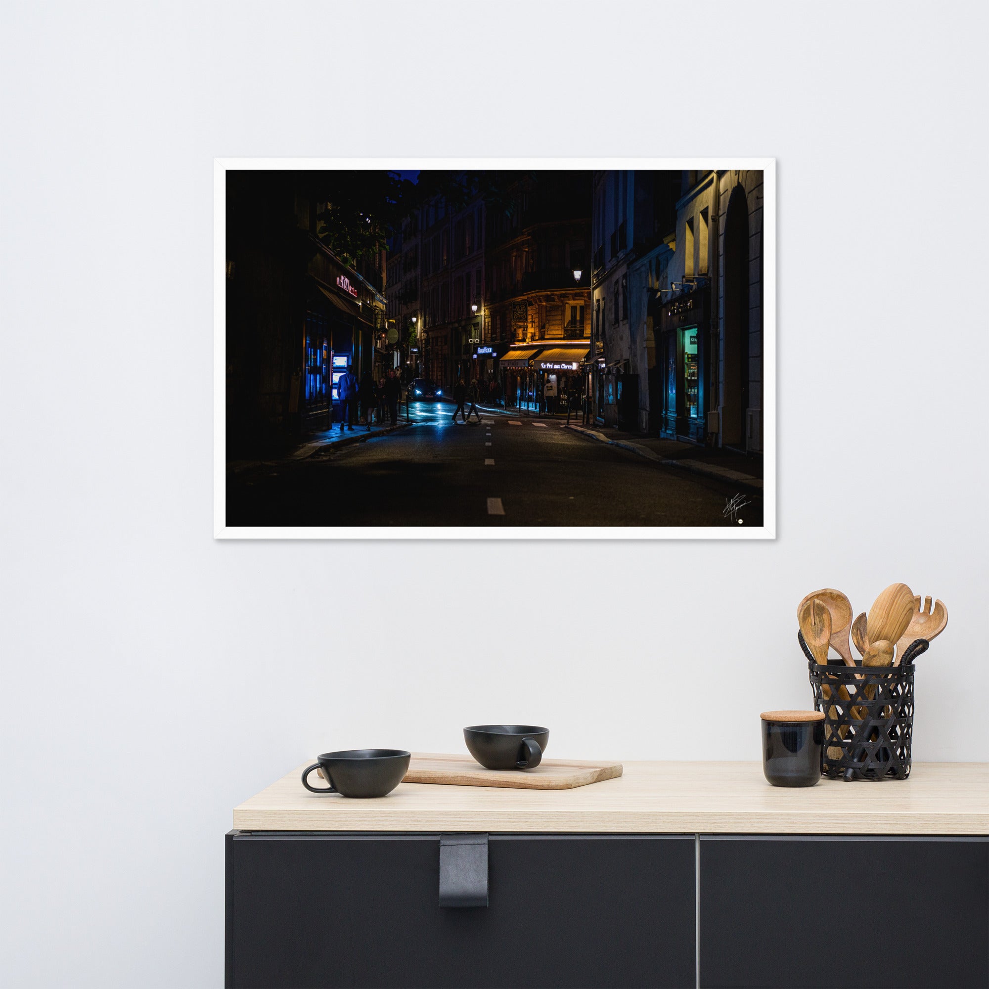 Photographie nocturne de la 'Rue Bonaparte' à Paris, capturant l'essence urbaine du 6ème arrondissement. Poster encadré et signé, reflétant le charme parisien authentique.