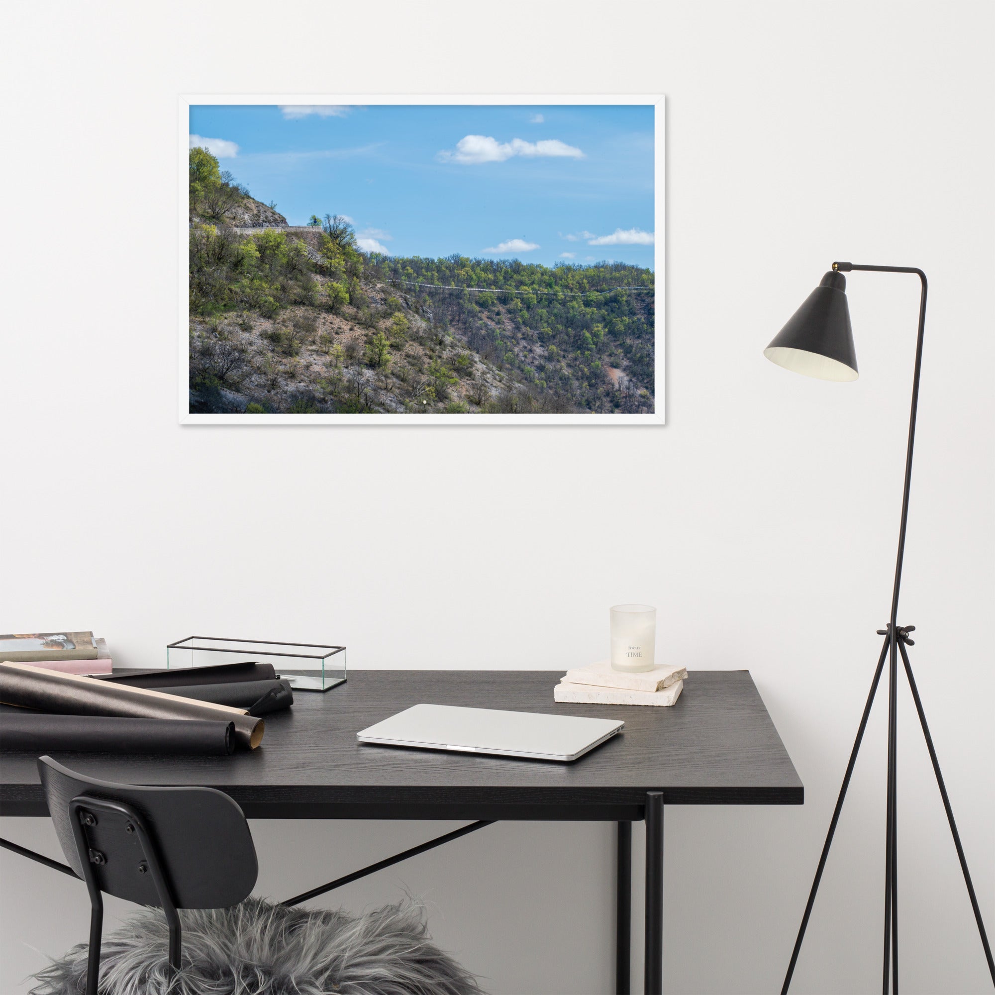 Photographie de 'Sécheresse', montrant un paysage d'Occitanie avec arbres verts et terre sèche, encadré pour une présentation élégante.