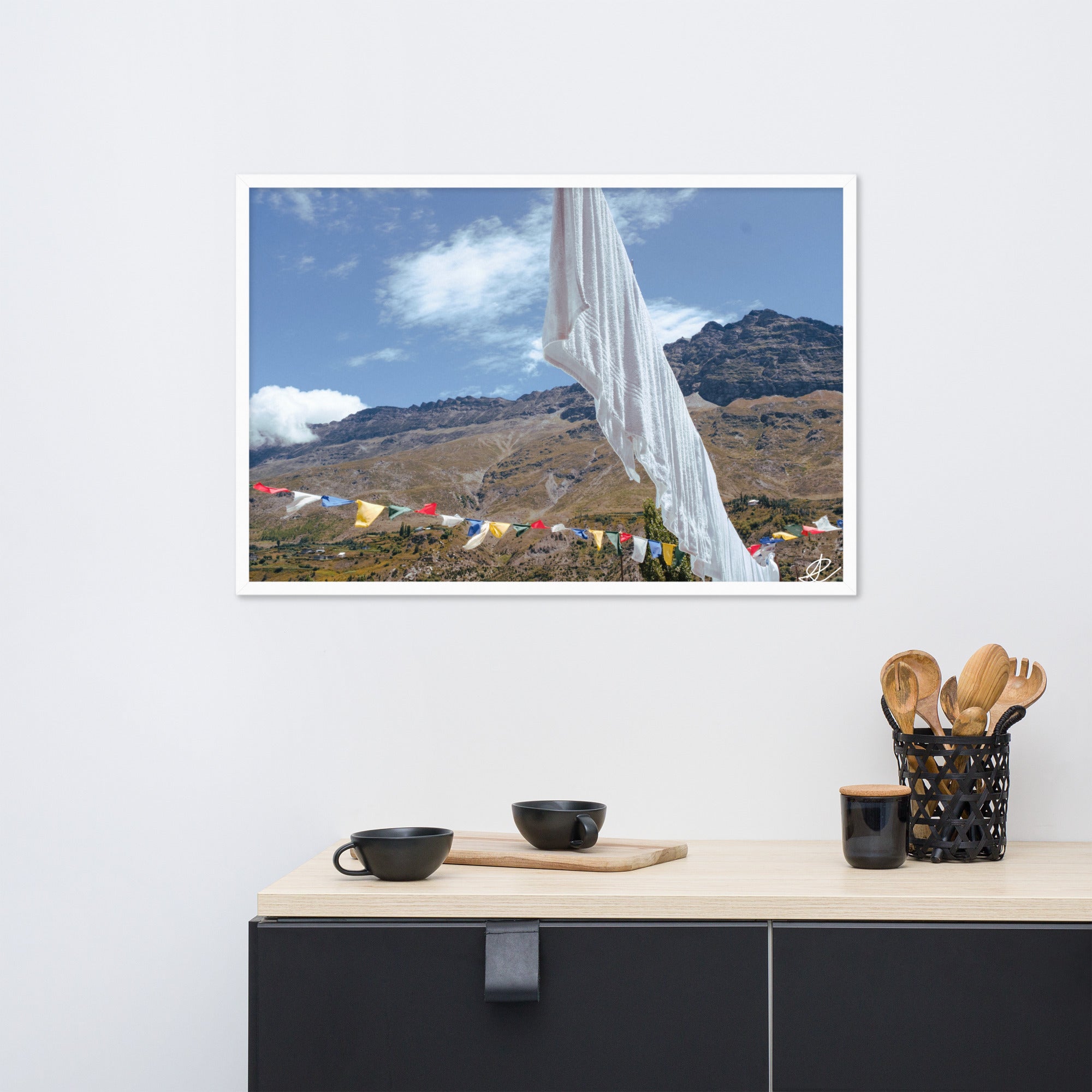 Photographie 'Les drapeaux' par Ilan Shoham, capturant la beauté des drapeaux de prière bouddhistes dans le paysage serein de l'Himalaya, juxtaposant la spiritualité et le quotidien humain.