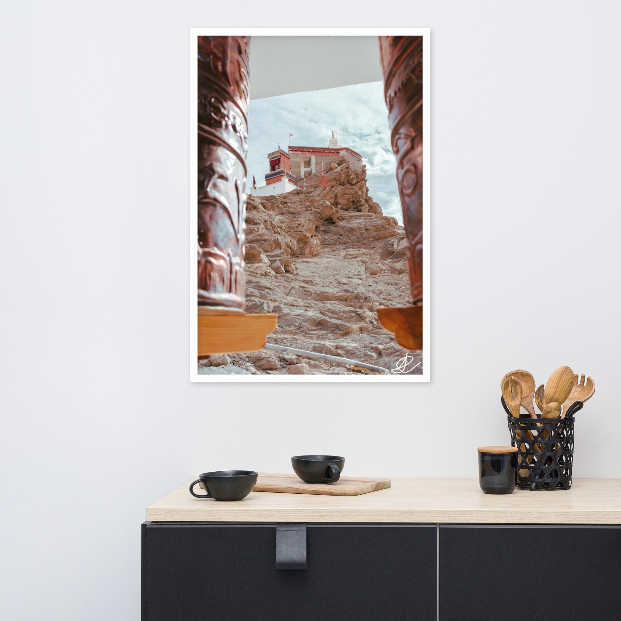 Photographie 'Le Temple sur la Montagne' par Ilan Shoham, montrant le monastère de Thiksey perché sur les hauteurs du Ladakh, encadré par des rouleaux à prières, avec un ciel azur en arrière-plan.