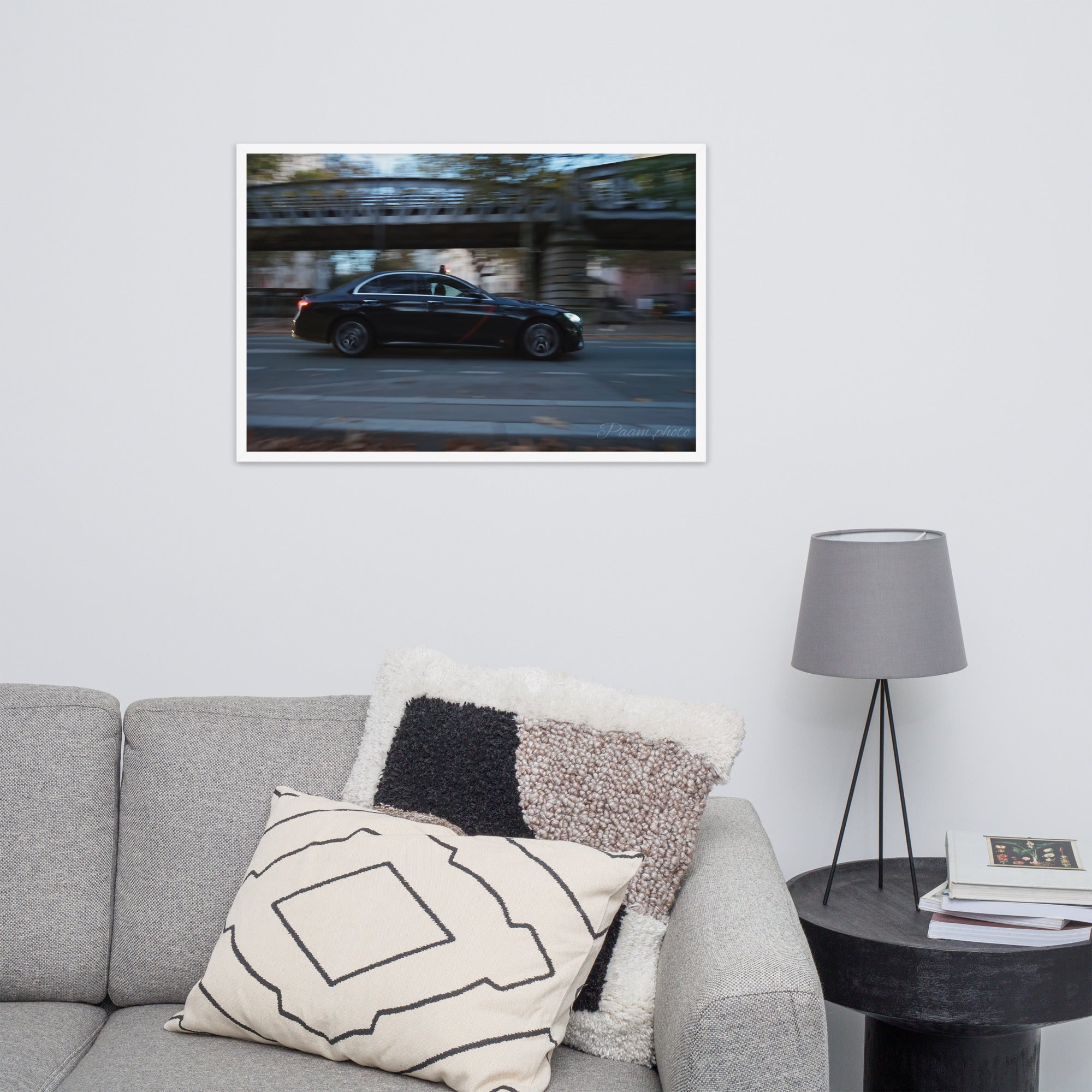 Photographie 'Taxi Parisien' par Pamm.Photo, représentant un taxi Mercedes en mouvement rapide sous les voies aériennes du métro parisien, illustrant la vitesse et l'effervescence de la ville lumière.