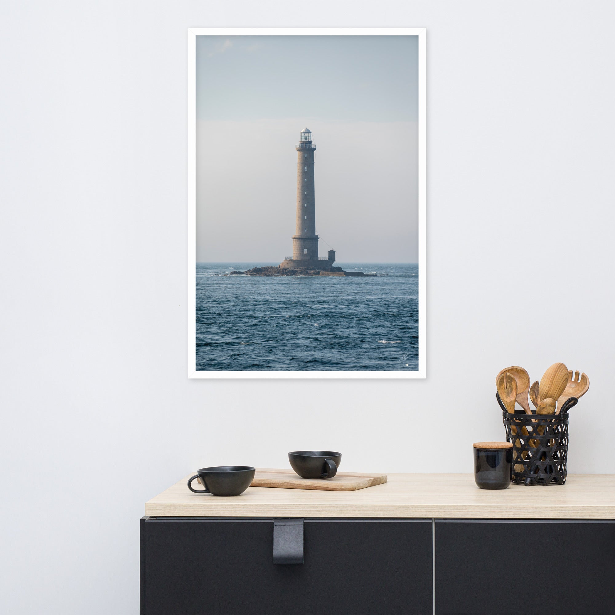 Photographie en couleur du Phare de la Hague par Yann Peccard, encadrée élégamment, capturant la sérénité maritime et la majesté de la nature.