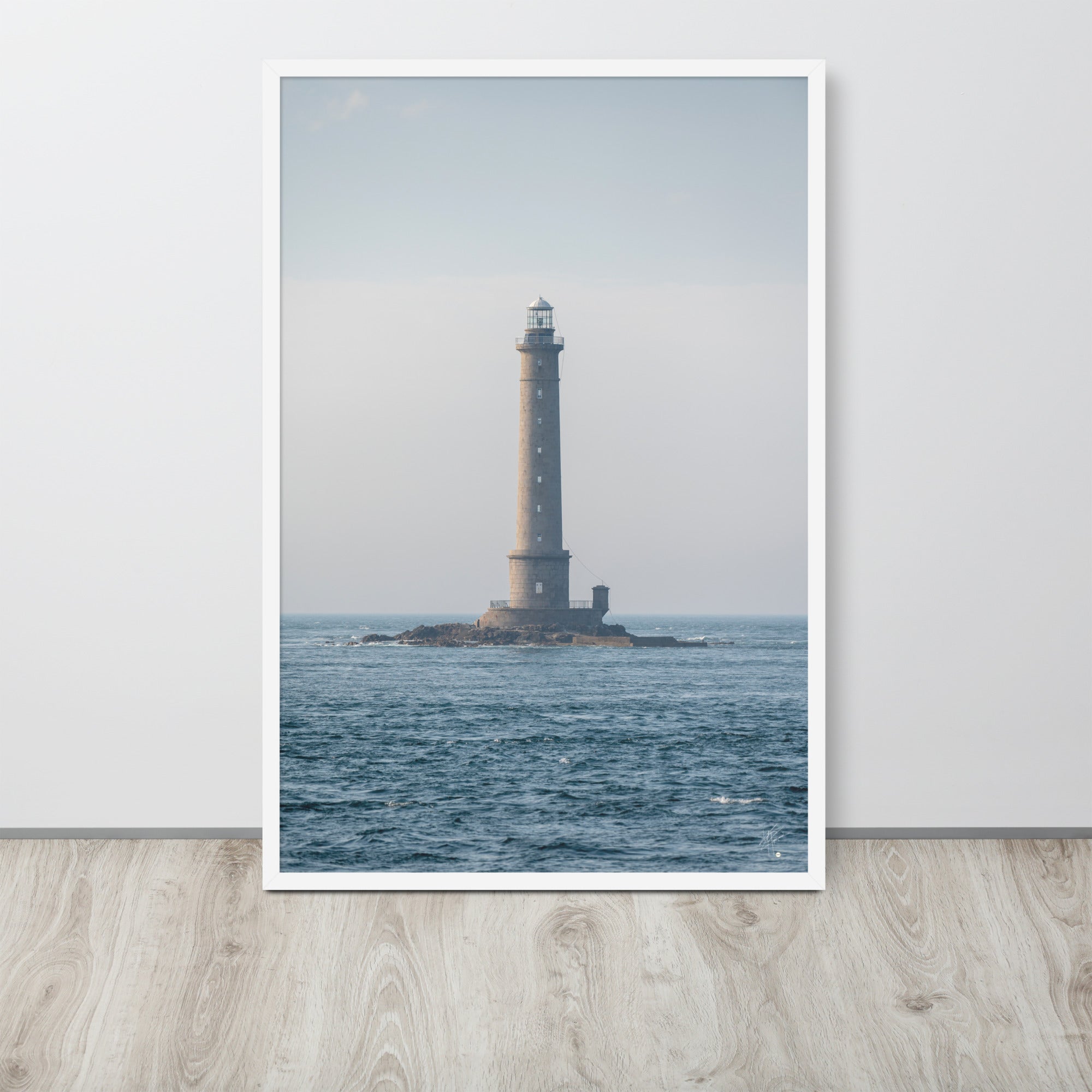 Photographie en couleur du Phare de la Hague par Yann Peccard, encadrée élégamment, capturant la sérénité maritime et la majesté de la nature.