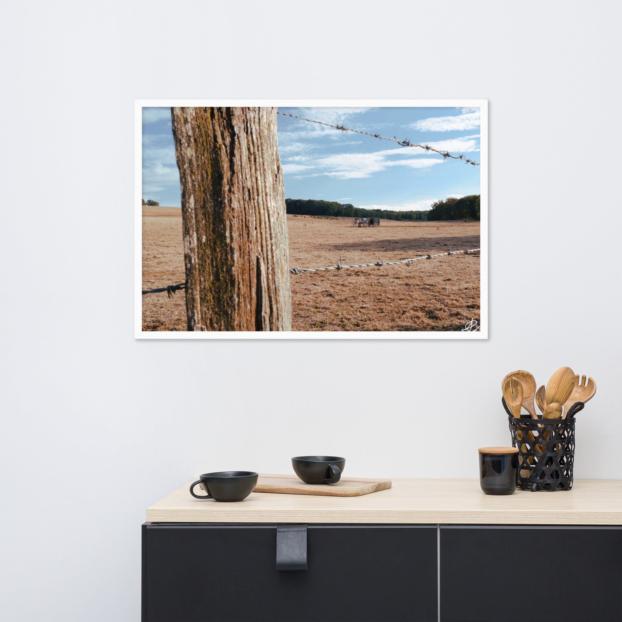 Photographie 'Campagne Sèche' par Ilan Shoham, capturant la résilience de la nature rurale à travers des barbelés, encadrée pour une réflexion profonde.