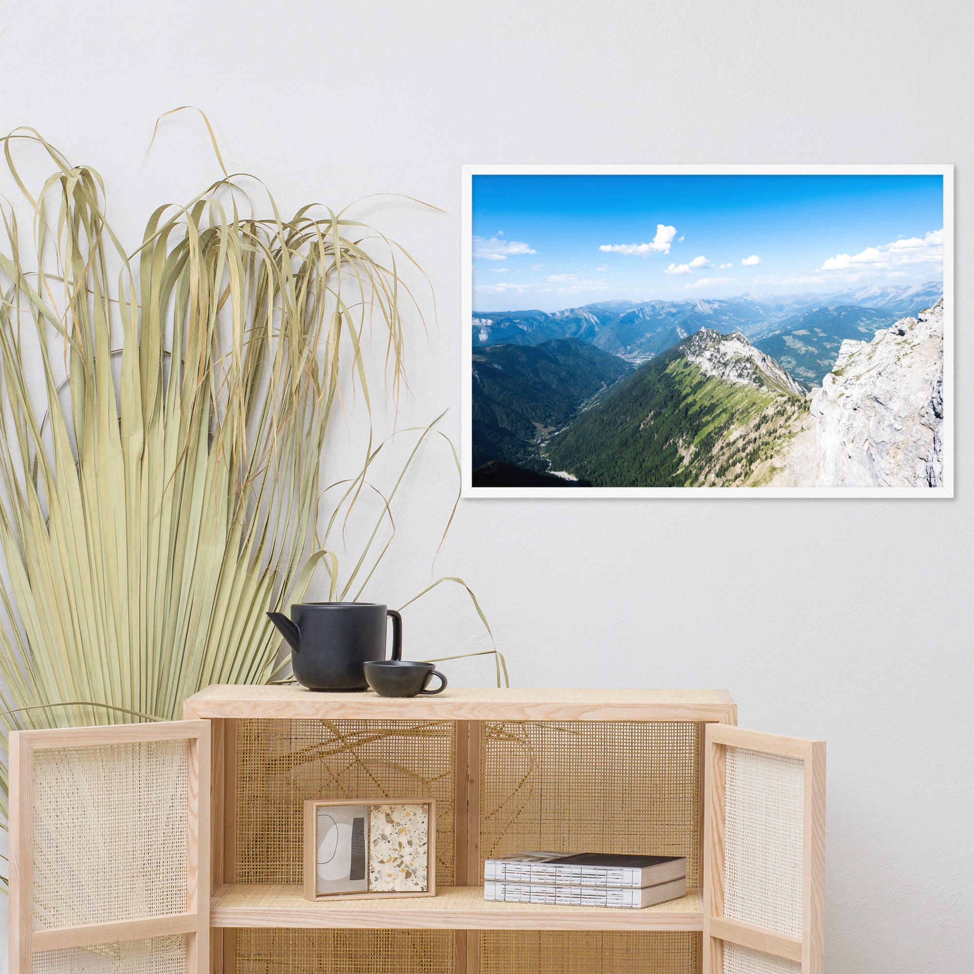 Photographie panoramique des Alpes avec montagnes robustes, vallées verdoyantes, nuages flottants et ciel bleu azur.