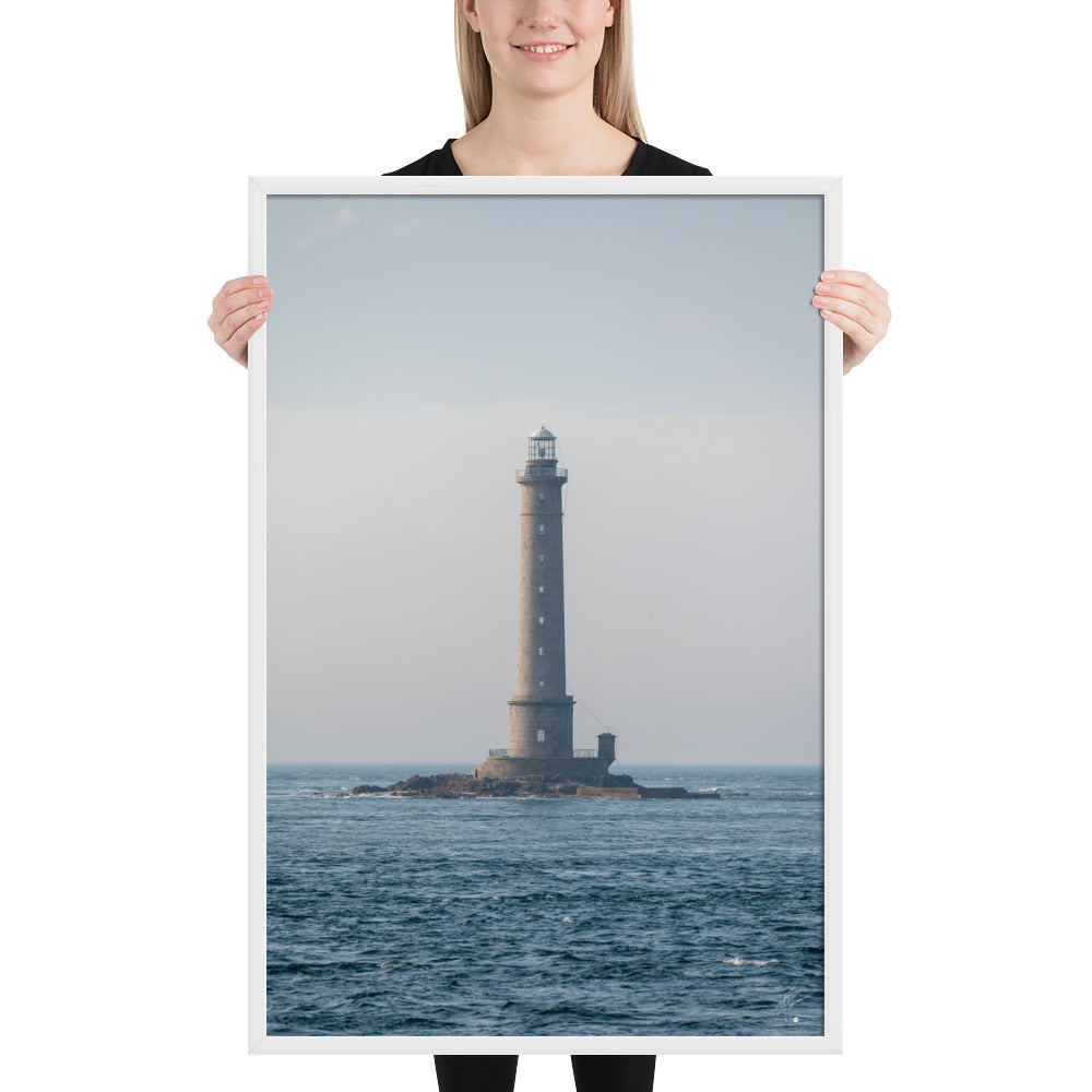 Photographie en couleur du Phare de la Hague par Yann Peccard, encadrée élégamment, capturant la sérénité maritime et la majesté de la nature.