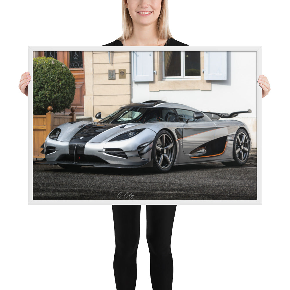 Poster photographique 'Koenigsegg Agera One N01' par Charles Coley, mettant en lumière une supercar éblouissante en impression encadrée.