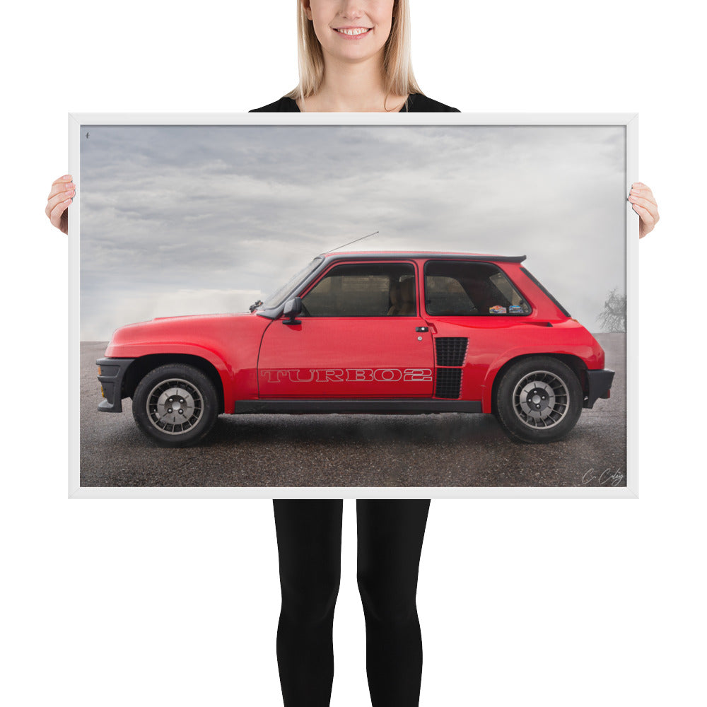 Photographie encadrée 'GT Turbo' par Charles Coley, mettant en vedette une magnifique Renault 5 GT TURBO rouge dans une impression de qualité musée.