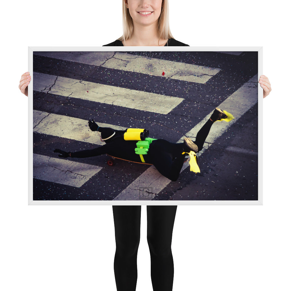 Photographie humoristique d'un homme déguisé en plongeur avec des bouteilles d'oxygène jaunes, roulant sur un skateboard dans les rues de Paris, œuvre de Hadrien Geraci.