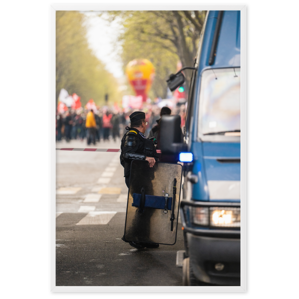 Poster mural - Gendarmerie mobile – Photographie de rue manifestation pacifique à Paris – Poster photographie, photographie murale et des posters muraux unique au monde. La boutique de posters créée par Yann Peccard un Photographe français.