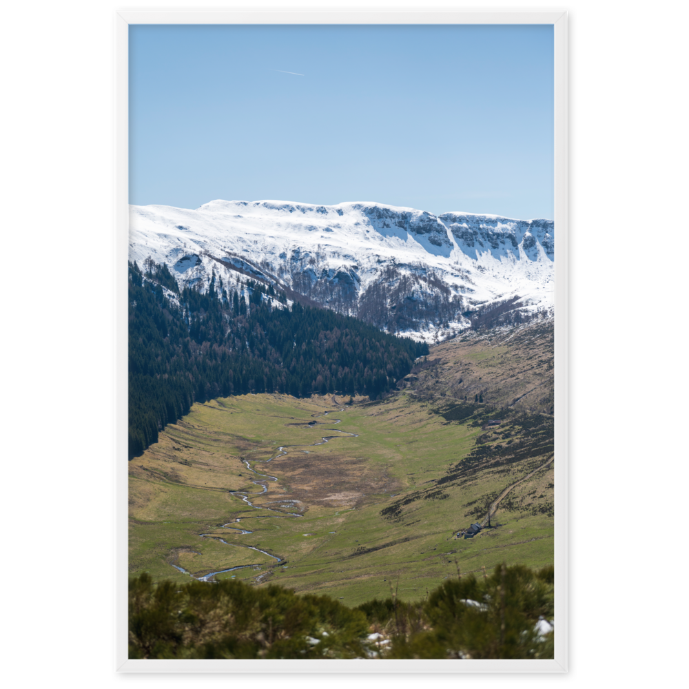 Poster d'une vallée verdoyante avec des montagnes enneigées en arrière-plan, situées dans le Cantal