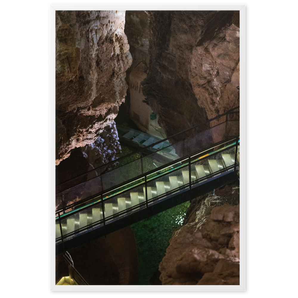 Barque en métal amarrée dans une rivière souterraine pour l'exploration des grottes.