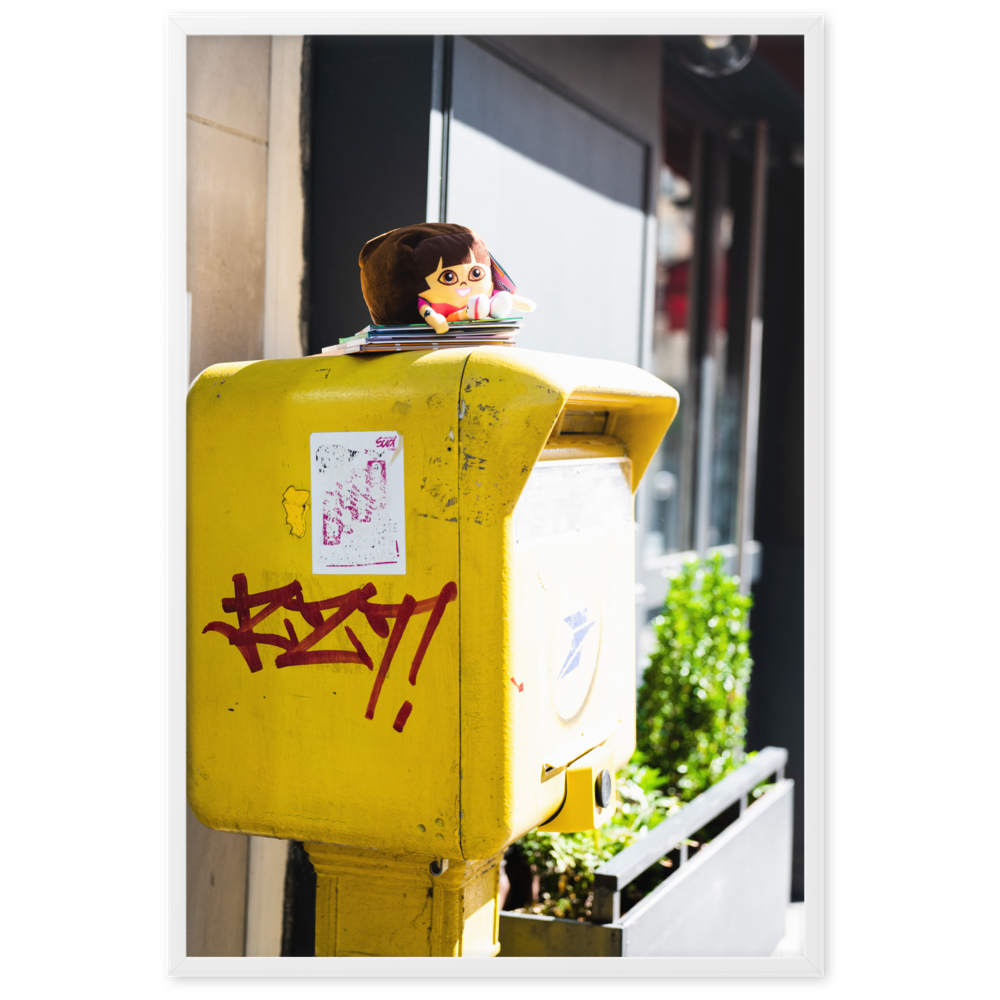 Poster de la photographie "Dora l'exploratrice", représentant une peluche de Dora installée sur une boite aux lettres de La Poste.