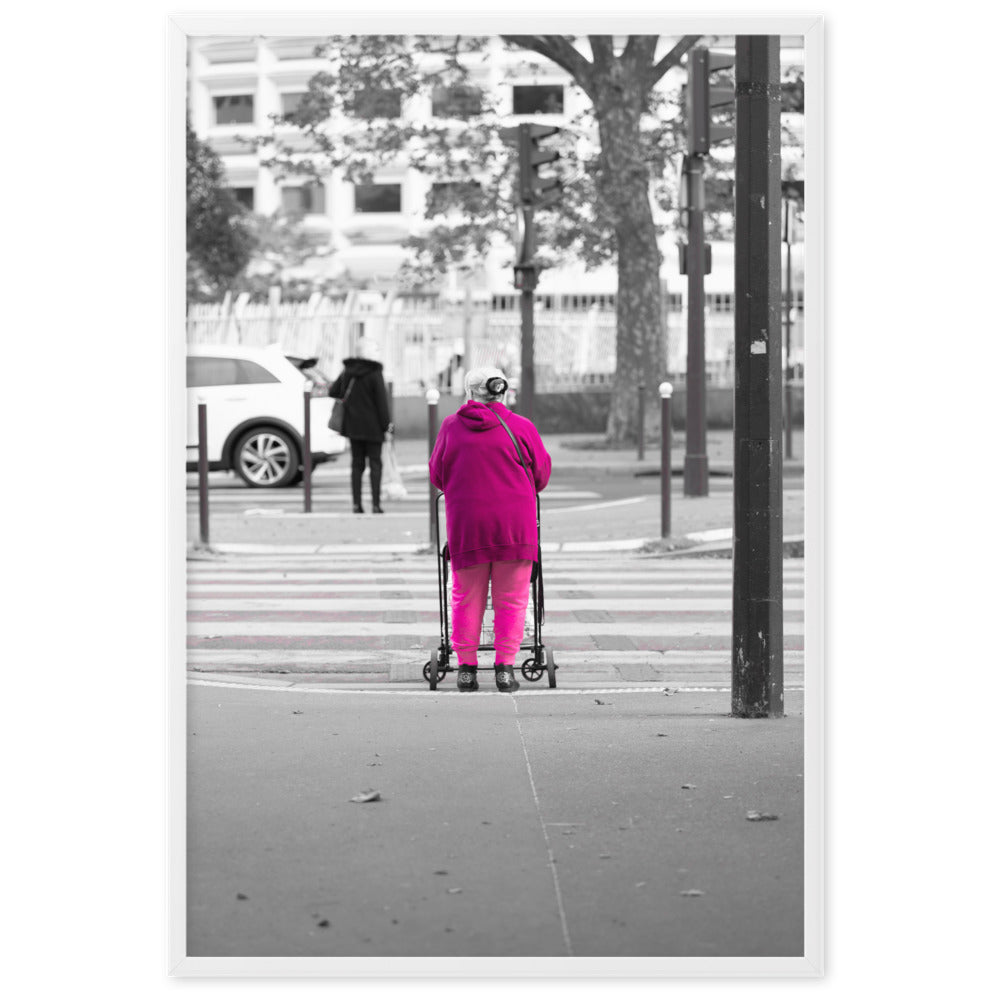 Pink Lady - Photographie de rue captivante mettant en valeur le rose - La Boutique du Poster