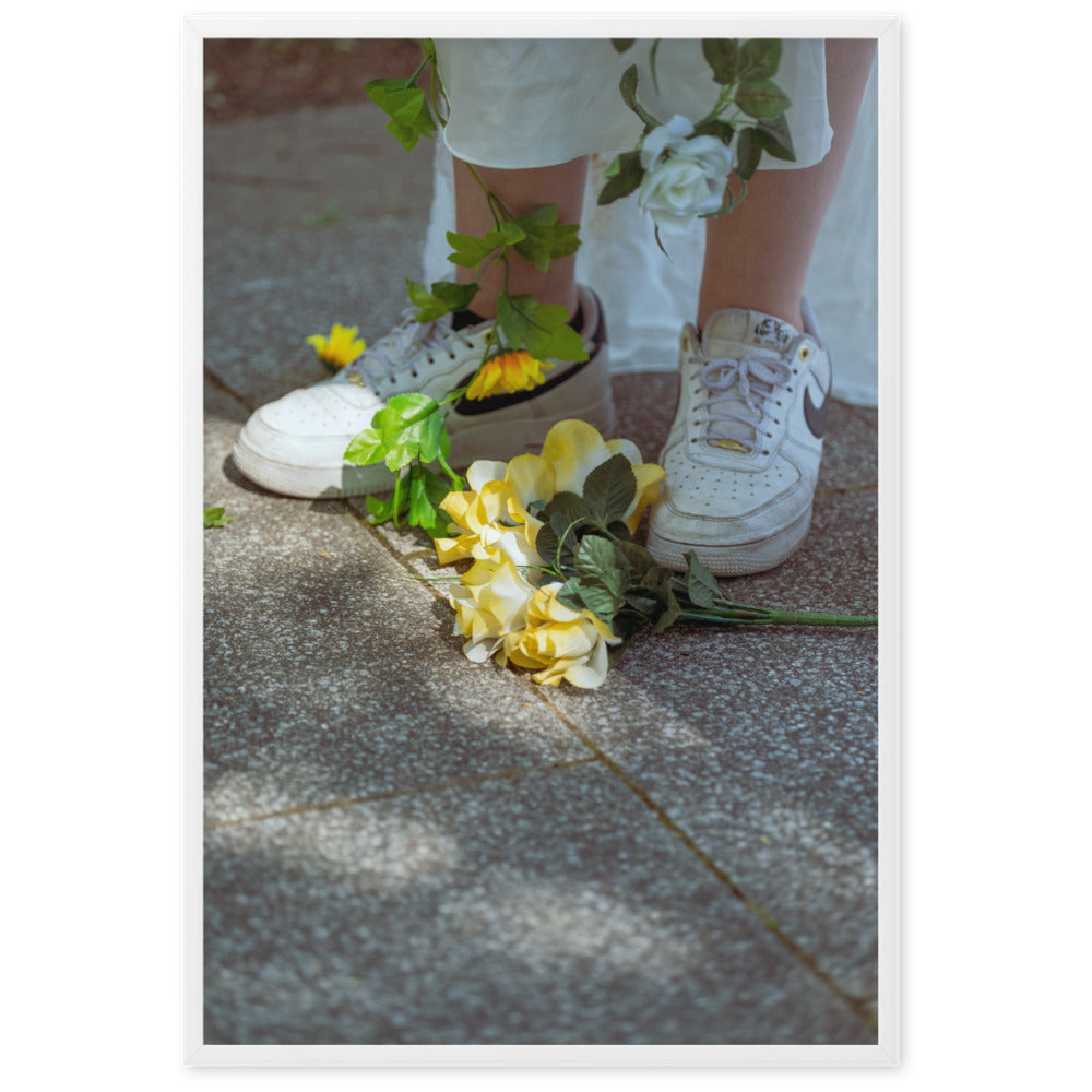 Poster encadré 'Flowers Nike' montrant des fleurs jaunes aux pieds d'une femme en blanc portant des Nike Air Force