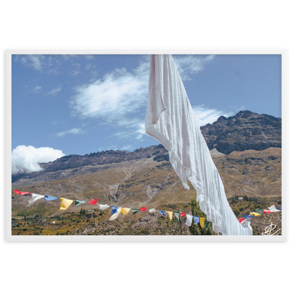 Photographie 'Les drapeaux' par Ilan Shoham, capturant la beauté des drapeaux de prière bouddhistes dans le paysage serein de l'Himalaya, juxtaposant la spiritualité et le quotidien humain.