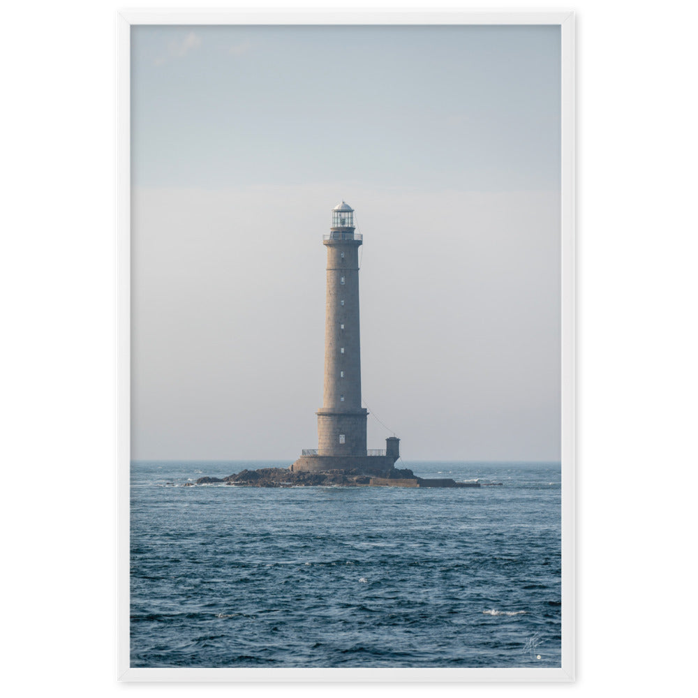 Photographie en couleur du Phare de la Hague par Yann Peccard, encadrée élégamment, capturant la sérénité maritime et la majesté de la nature.