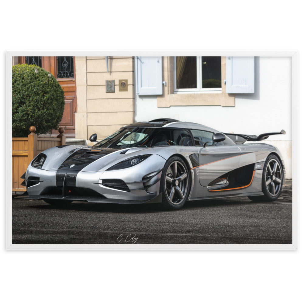 Poster photographique 'Koenigsegg Agera One N01' par Charles Coley, mettant en lumière une supercar éblouissante en impression encadrée.