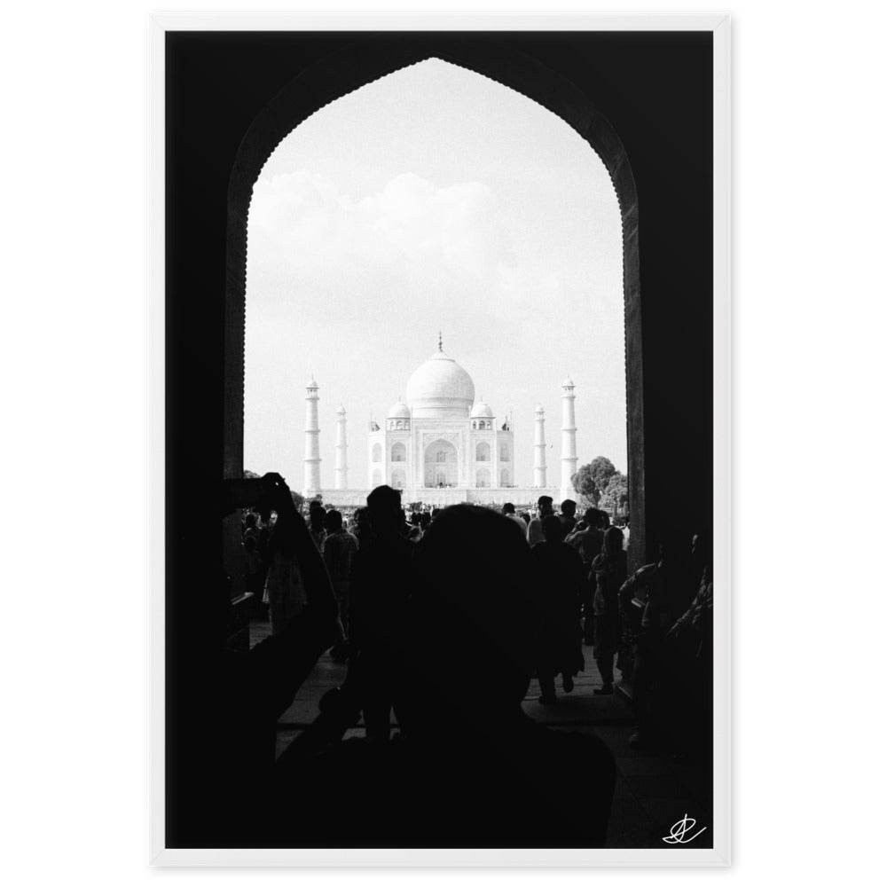 Photographie encadrée 'Taj Mahal' par Ilan Shoham, capturant l'agitation d'Agra avec le Taj Mahal serein à l'horizon, impression de qualité musée sur papier mat épais.