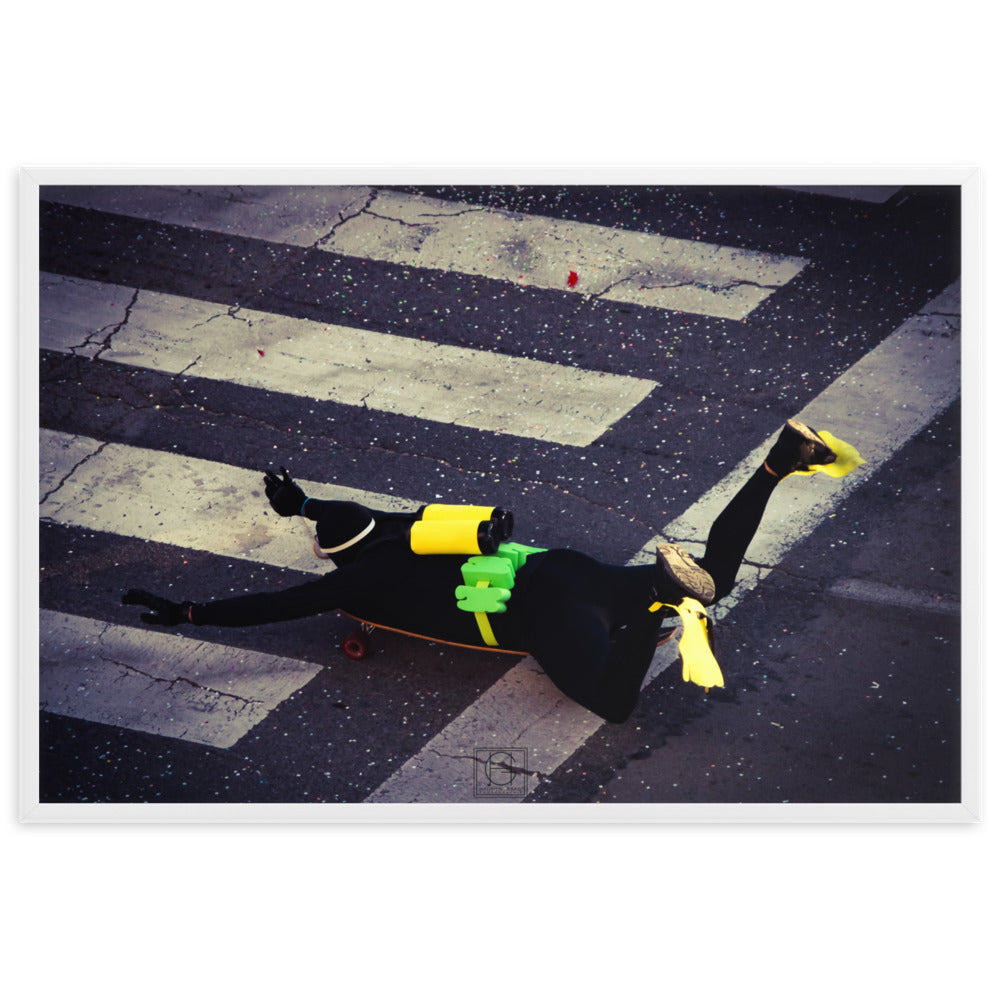 Photographie humoristique d'un homme déguisé en plongeur avec des bouteilles d'oxygène jaunes, roulant sur un skateboard dans les rues de Paris, œuvre de Hadrien Geraci.