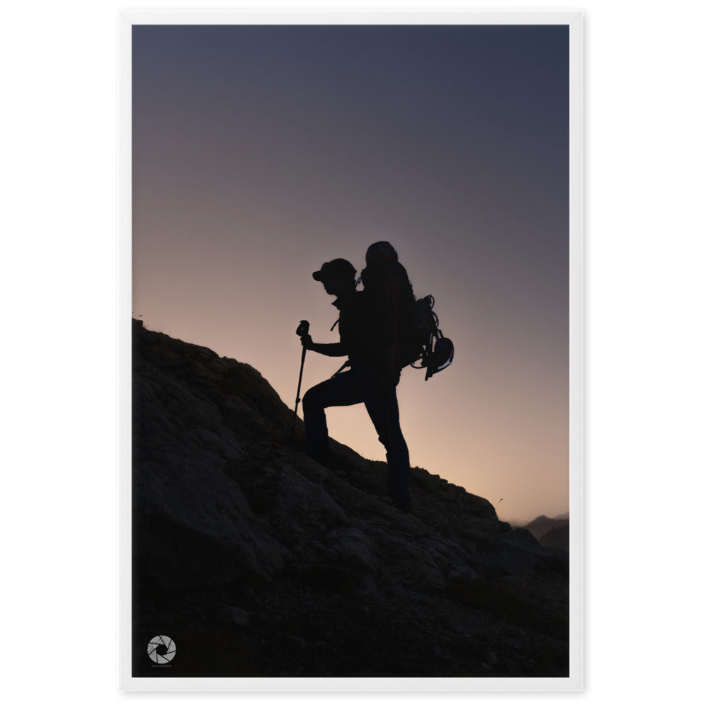 Explorez l'esprit d'aventure avec le poster "Ascension au Crépuscule" de Brad Explographie. Capturant un randonneur solitaire en montagne au crépuscule, cette œuvre imprimée sur papier mat épais inspire exploration et sérénité.