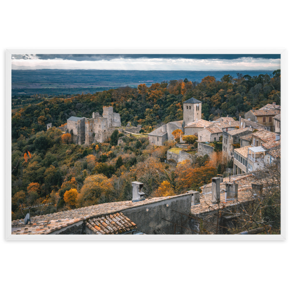 Photographie d'un village médiéval automnal, capturée par Adrien Louraco, offrant une vue pittoresque qui allie histoire et nature dans un cadre élégant.