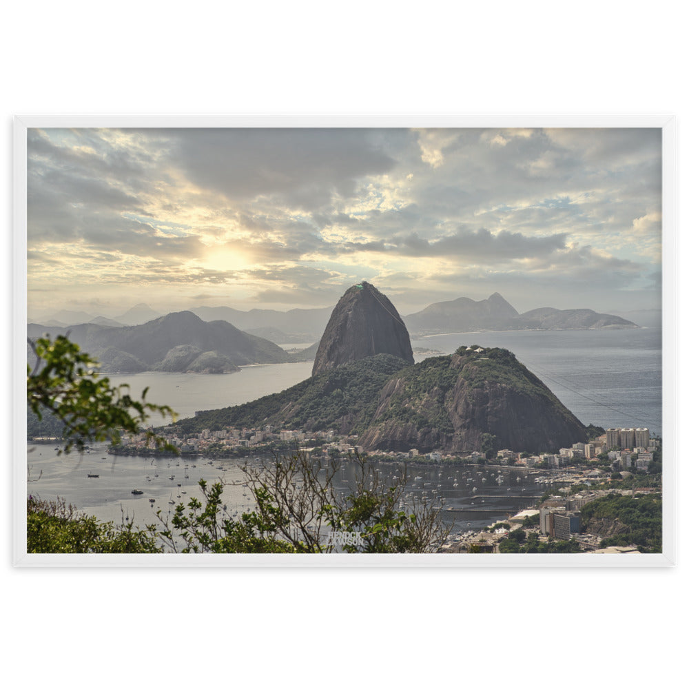 Photographie du Pain de Sucre à Rio de Janeiro au coucher du soleil, capturée par Henock Lawson, offrant une vue magnifique et symbolique de la ville brésilienne.