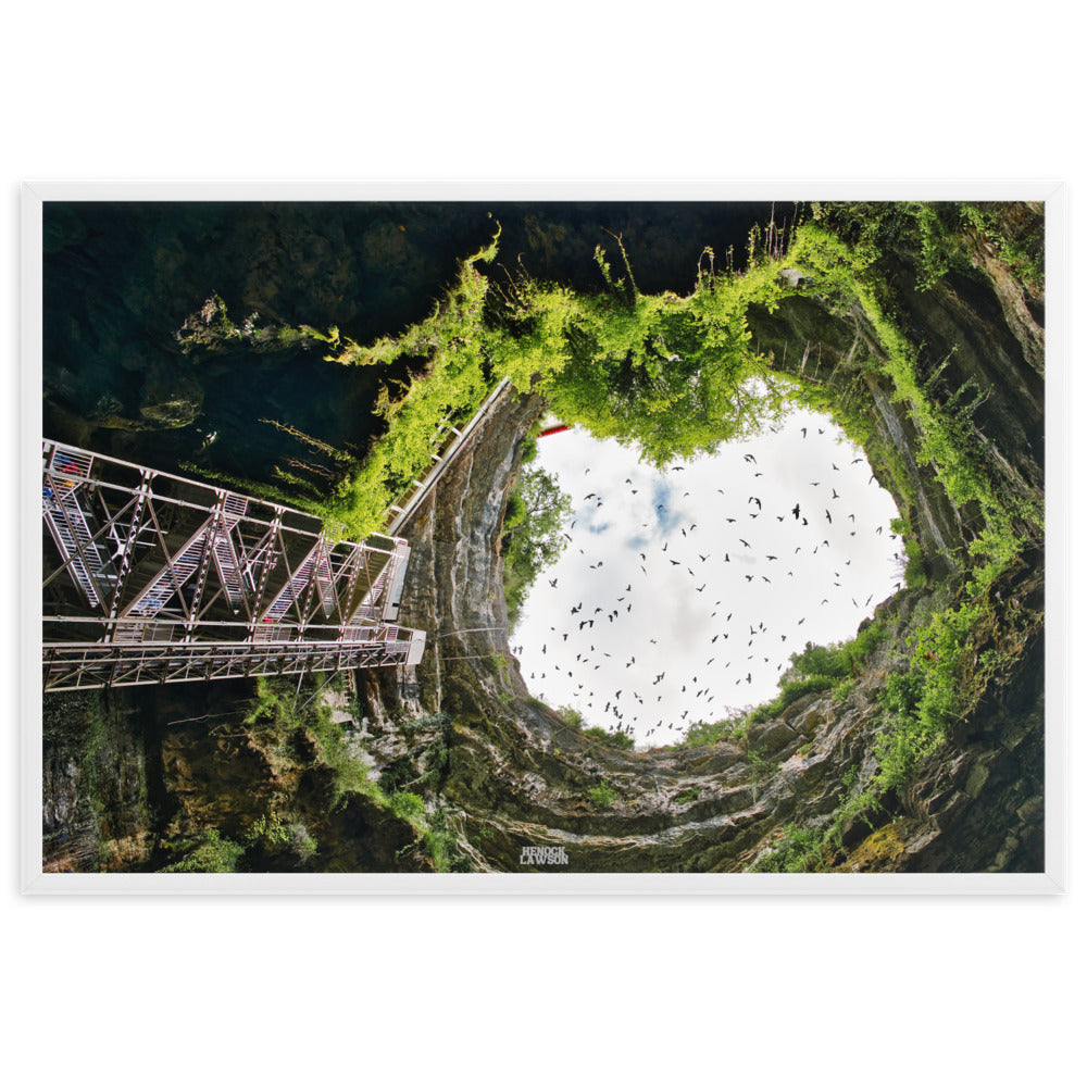 Photographie du poster "Vue du ciel" de Henock Lawson, montrant une gorge naturelle avec un ciel ouvert encadré par la végétation et les rochers.