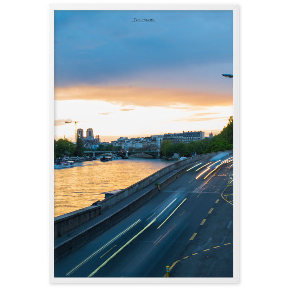 Poster "Crépuscule Parisien" par Yann Peccard, montrant une vue envoûtante de Paris au crépuscule.