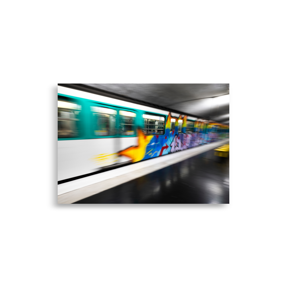 Affiche de photographie d'art représentant une rame de métro parisien taguée et en mouvement