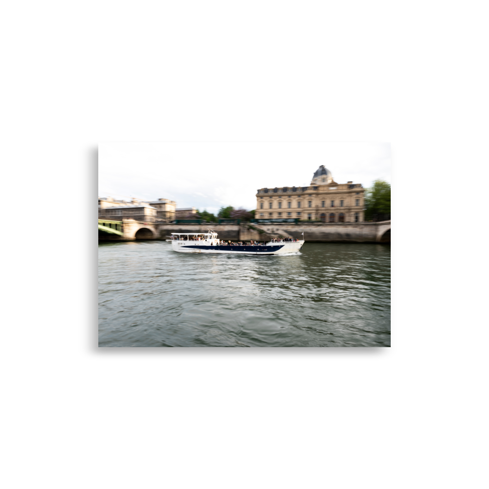 Affiche "Paris Montparnasse Bateau-Mouche" représentant un bateau-mouche sur la Seine à Paris.