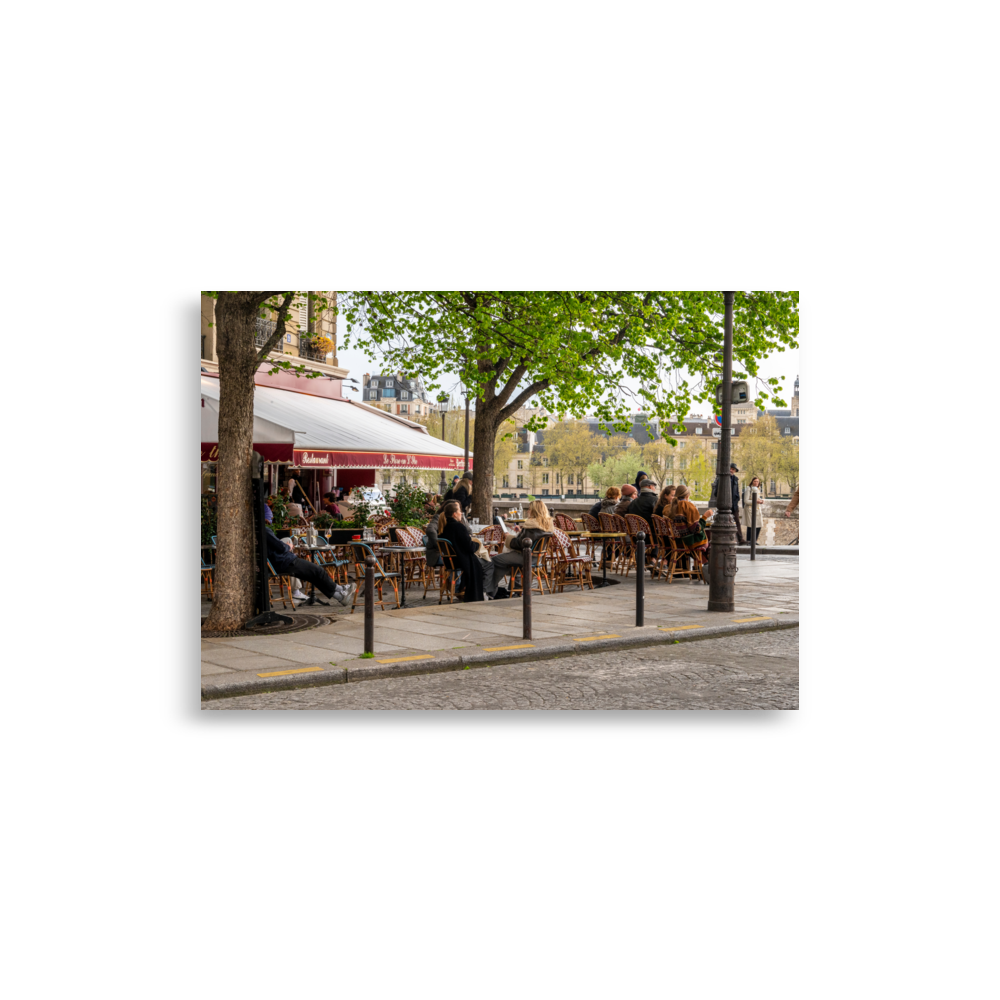 Photographie de la terrasse du bar "Le Flore en l'Île", situé sur l'Île Saint-Louis à Paris.