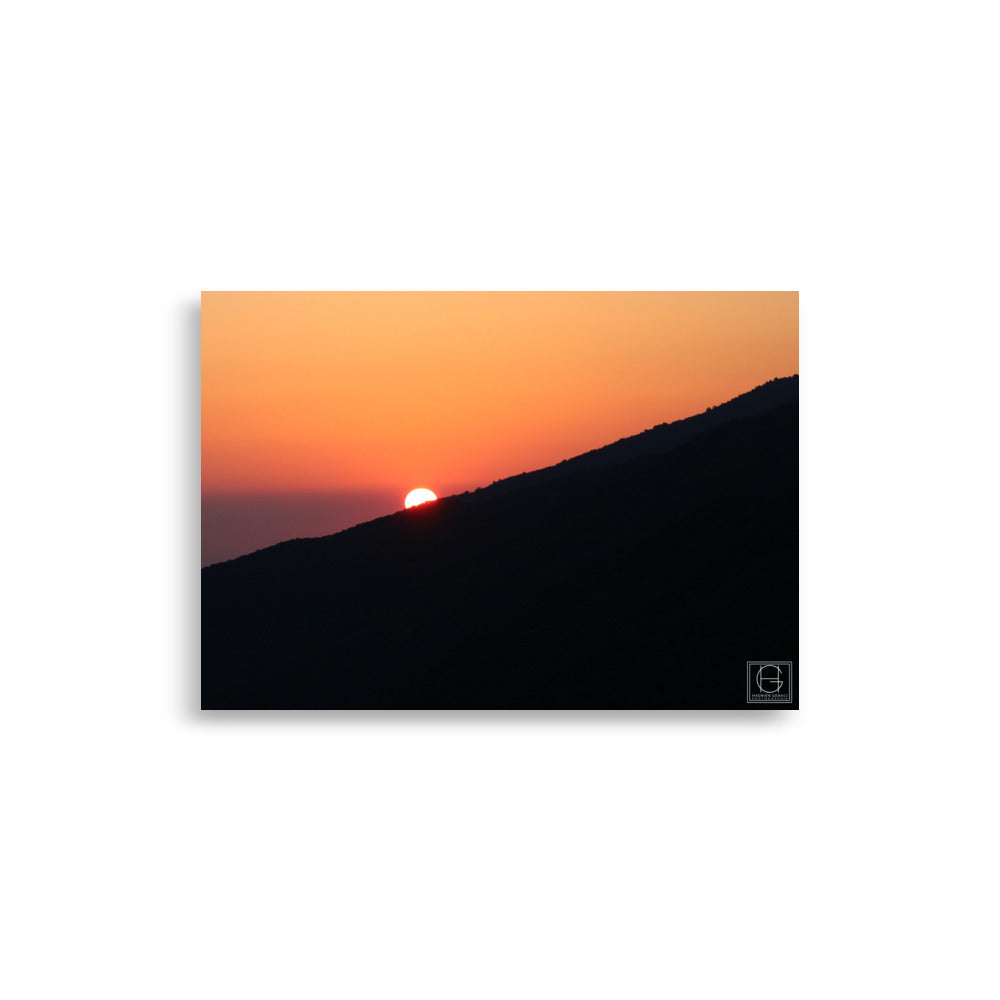 Lever de soleil scintillant sur la montagne du Canigou, capture majestueuse de la beauté éphémère de la nature, signée par Hadrien Geraci.