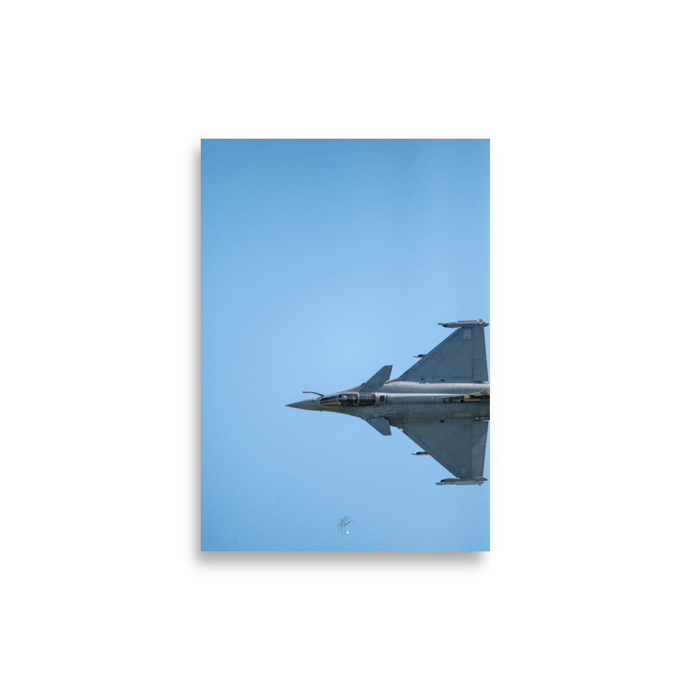 Avion de chasse Rafale vu d'une perspective aérienne, avec un ciel bleu comme toile de fond, photographié par Yann Peccard.