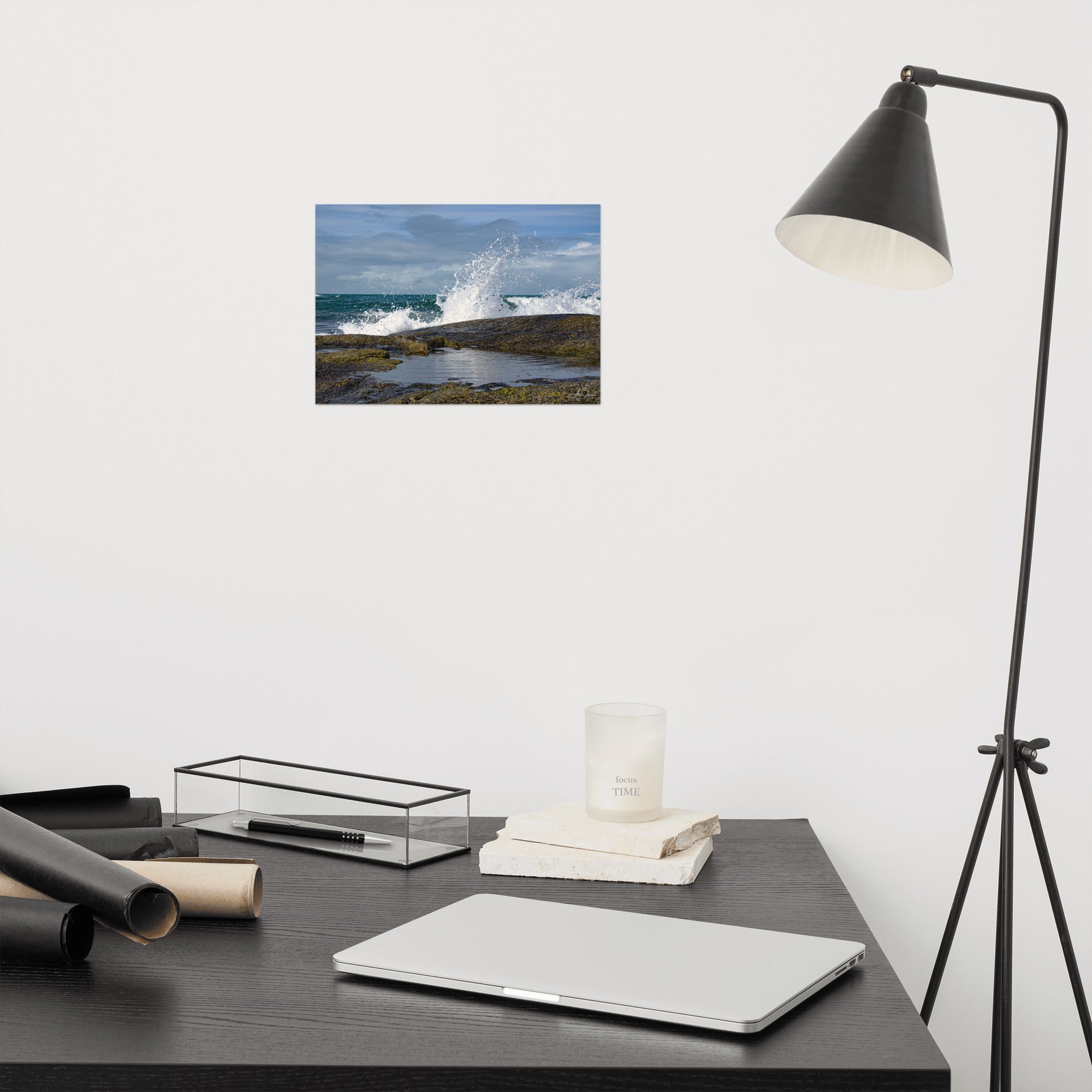 Photographie 'Pas de vague à Gatteville' d'Adrien Louraco, capturant l'impétuosité des vagues s'écrasant près du lieu où se dresse le phare de Gatteville, non visible sur l'image.