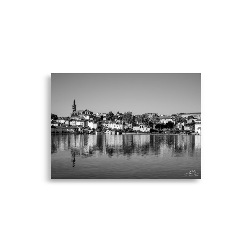 Photographie noir et blanc 'Pas de vague à Gatteville' d'Adrien Louraco, illustrant le paysage paisible du canal du midi à Castelnaudary, avec une ambiance mélancolique et intemporelle.