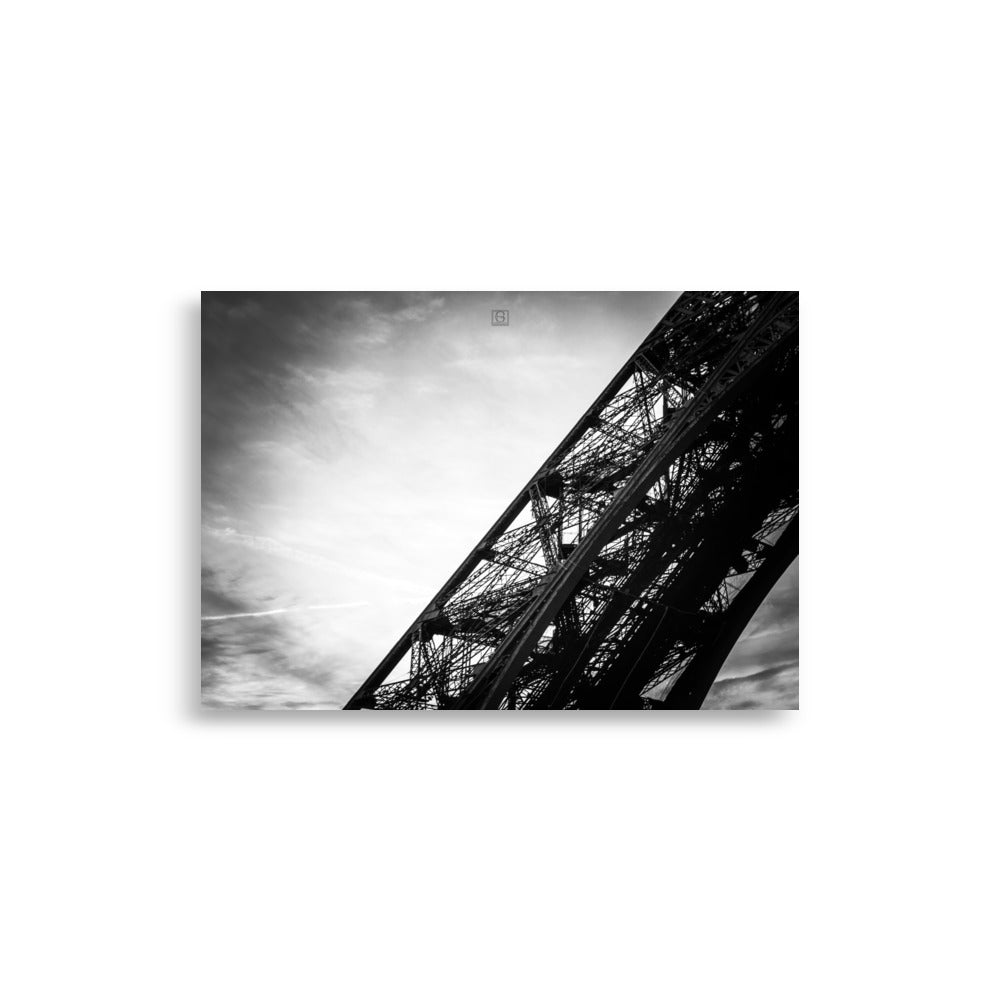 Photographie "Le ciel de fer" par Hadrien Geraci, base de la Tour Eiffel avec ciel dramatique