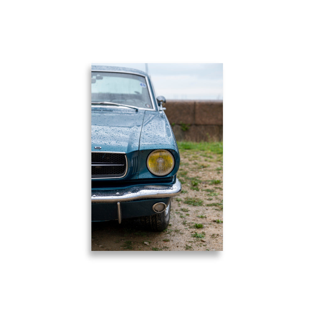 Photographie artistique 'Ford Mustang 1966' par Yann Peccard, mettant en vedette le phare jaune et la calandre chromée de la Mustang.