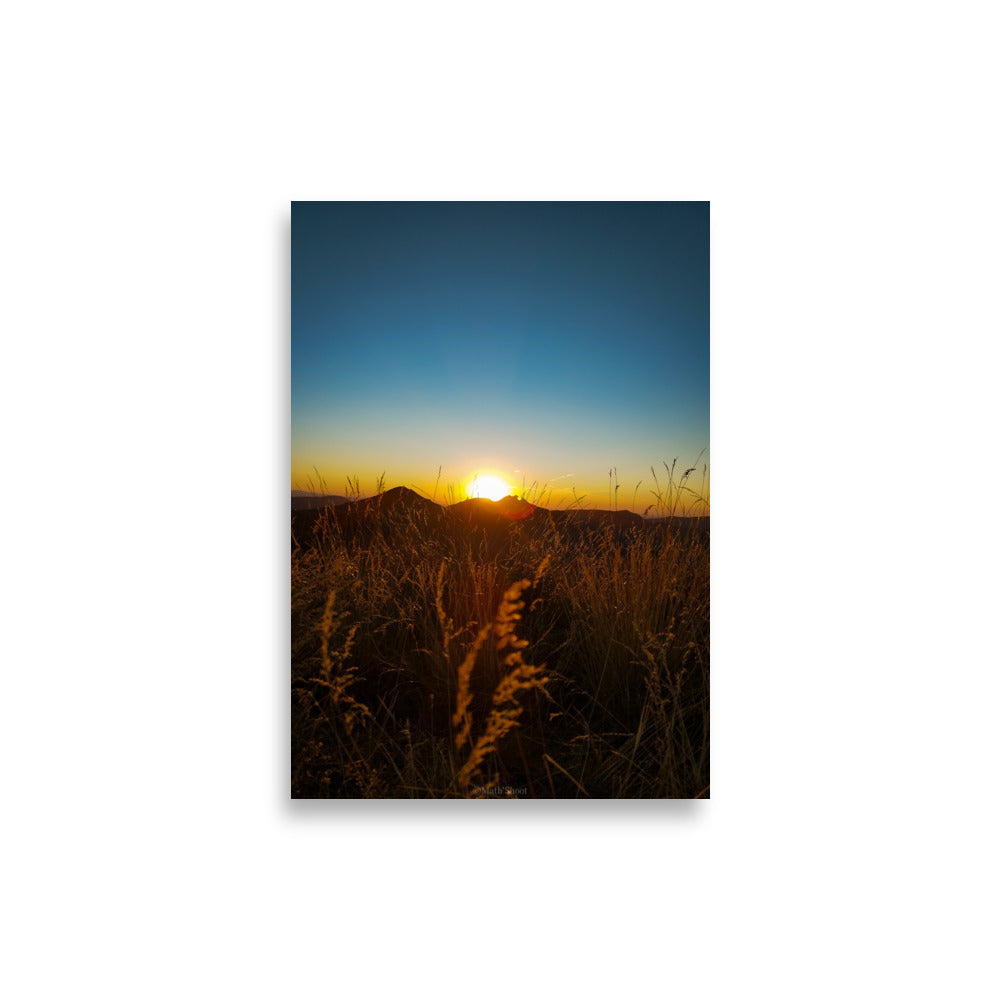 Poster "Coucher de Soleil" par @Math_shoot, illustrant un paysage apaisant avec le soleil couchant illuminant les herbes.