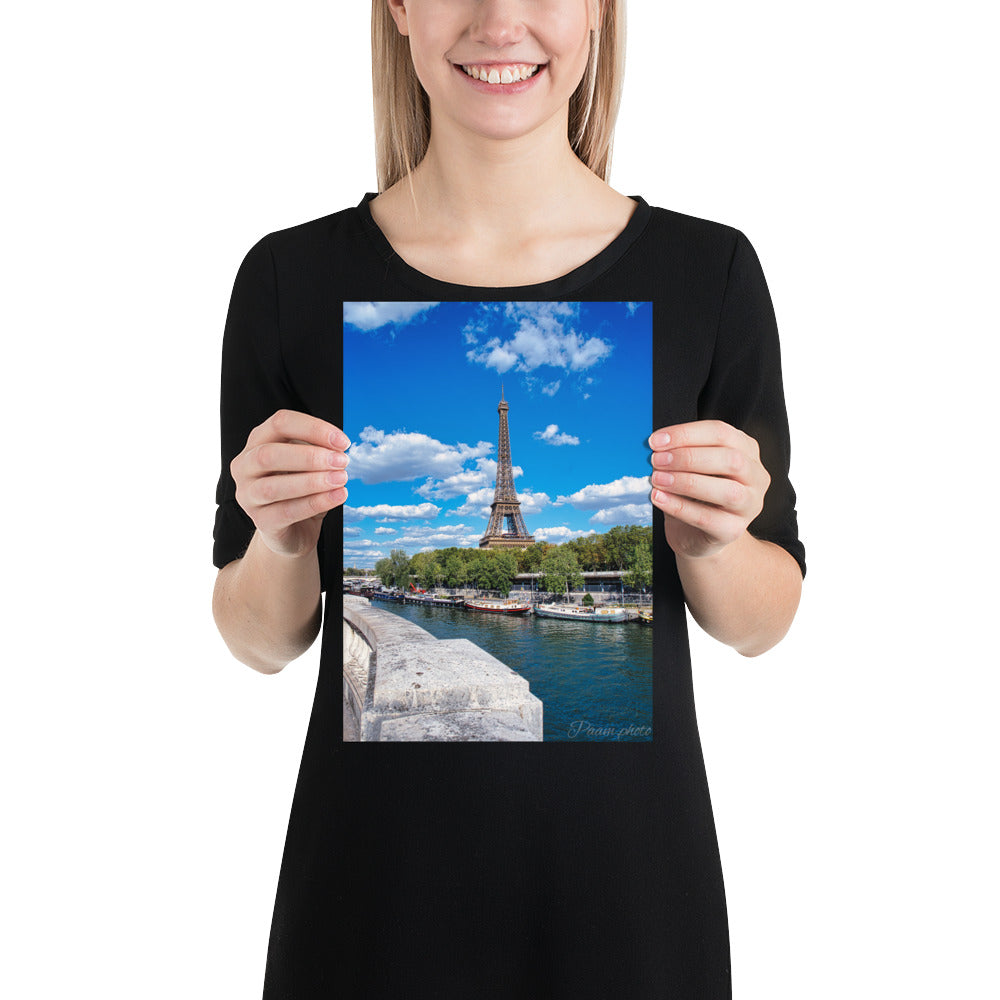 Vue panoramique de la Tour Eiffel et des péniches sur la Seine, sous un ciel bleu nuageux – une œuvre signée Antony Porlier.