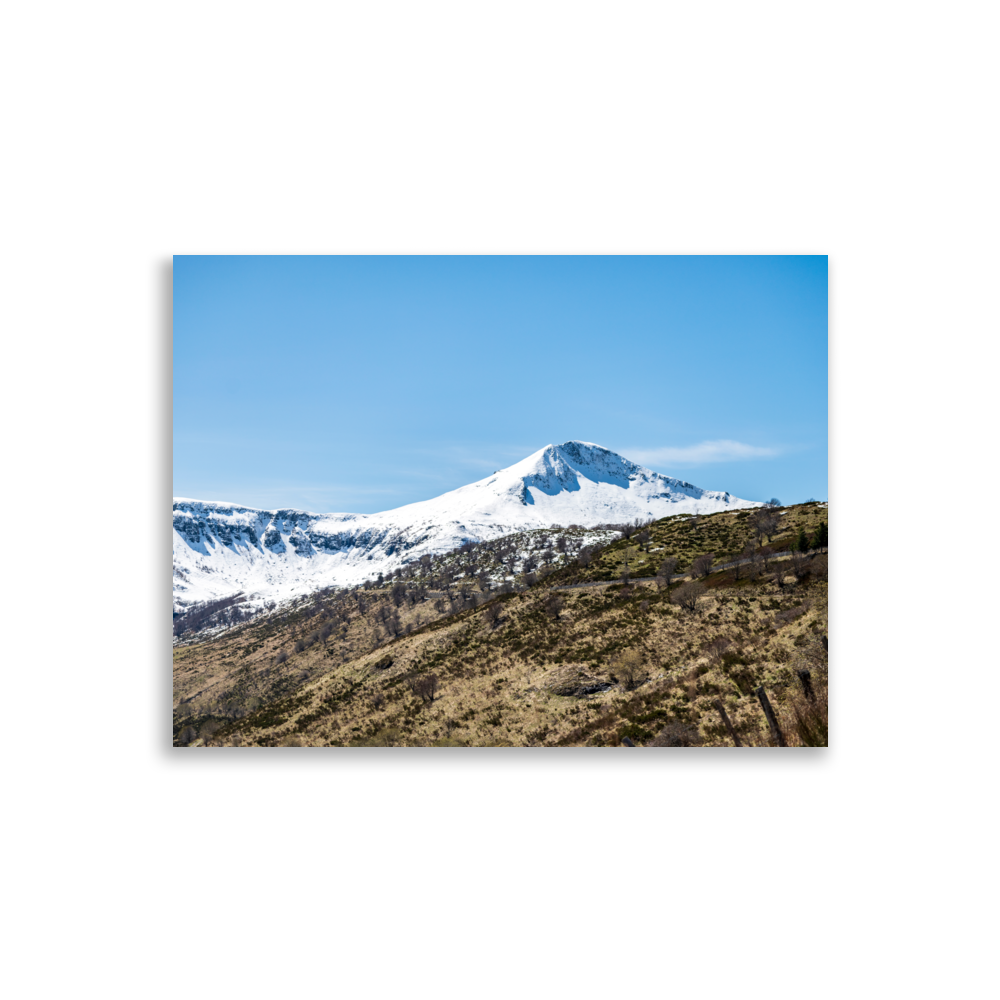 Poster d'une photographie du Puy Mary enneigé et des montagnes sèches au premier plan.