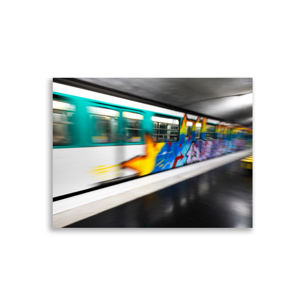 Affiche de photographie d'art représentant une rame de métro parisien taguée et en mouvement