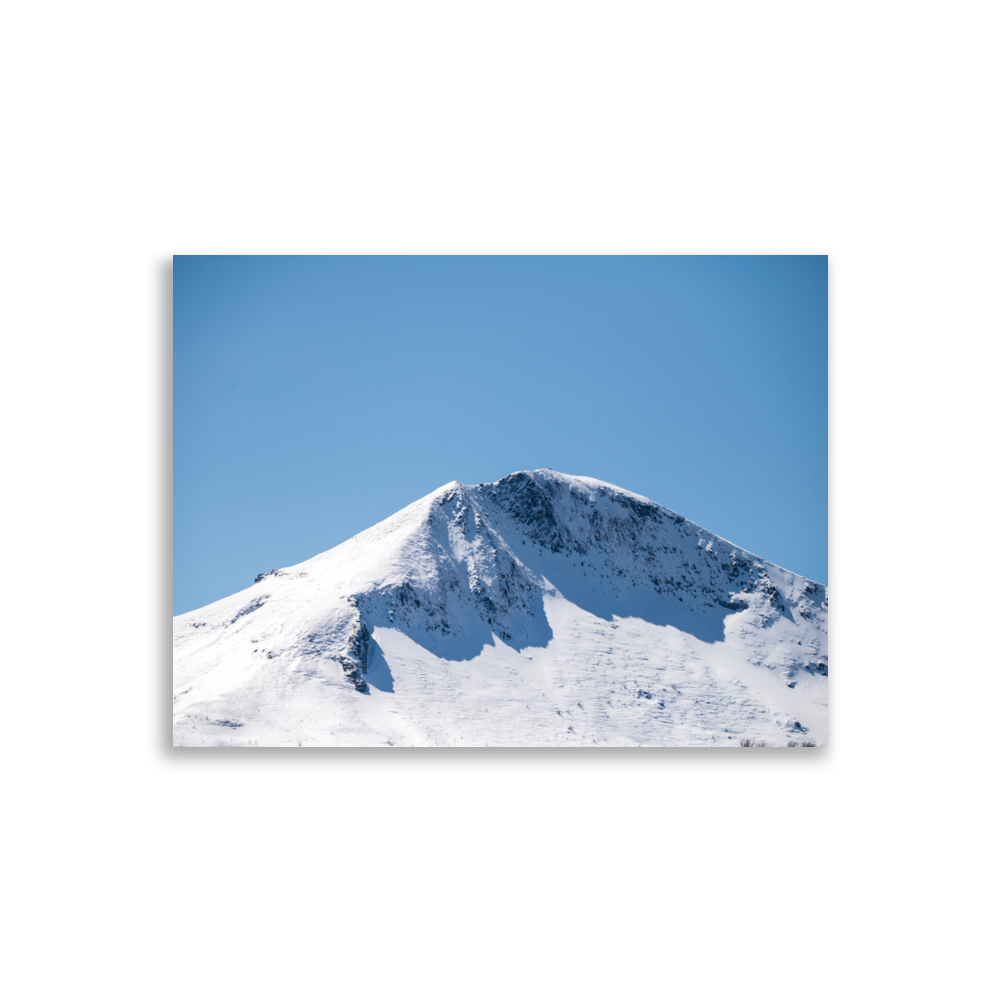 Poster des montagnes du Cantal enneigées sous un ciel dégagé, symbole de sérénité et de beauté naturelle