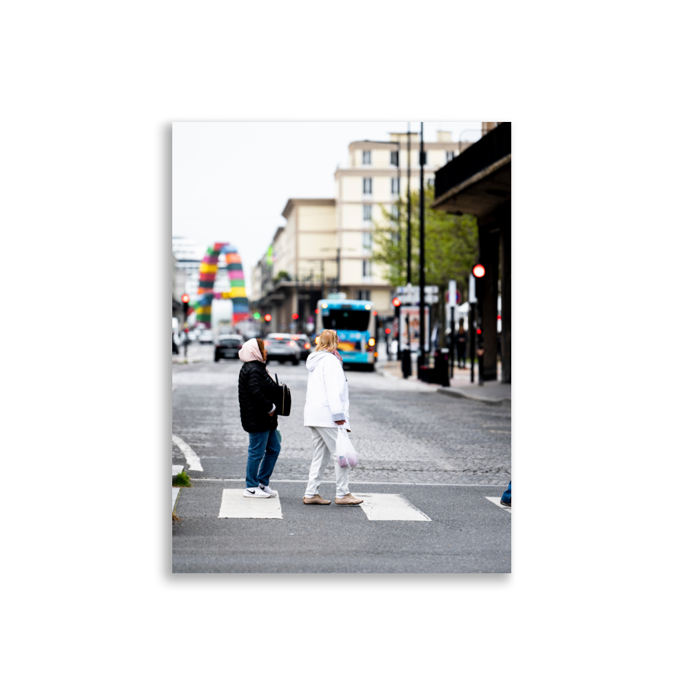 Poster de photographie de rue montrant deux touristes traversant une rue du Havre, avec la sculpture "Catene de containers" en arrière-plan.