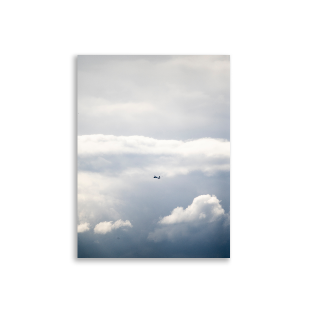 Photographie d'un avion volant dans des nuages lumineux.