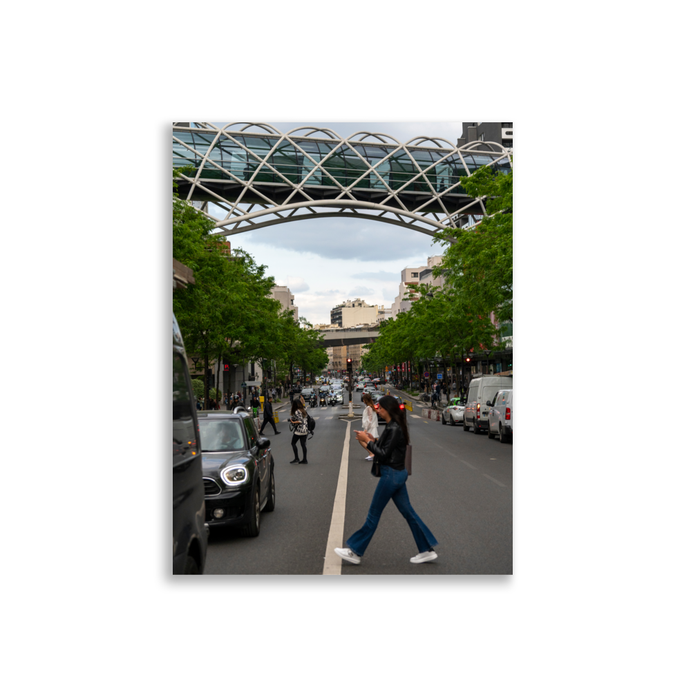 Photographie de rue au centre commercial Beaugrenelle à Paris, montrant une passerelle et des personnes traversant la rue.