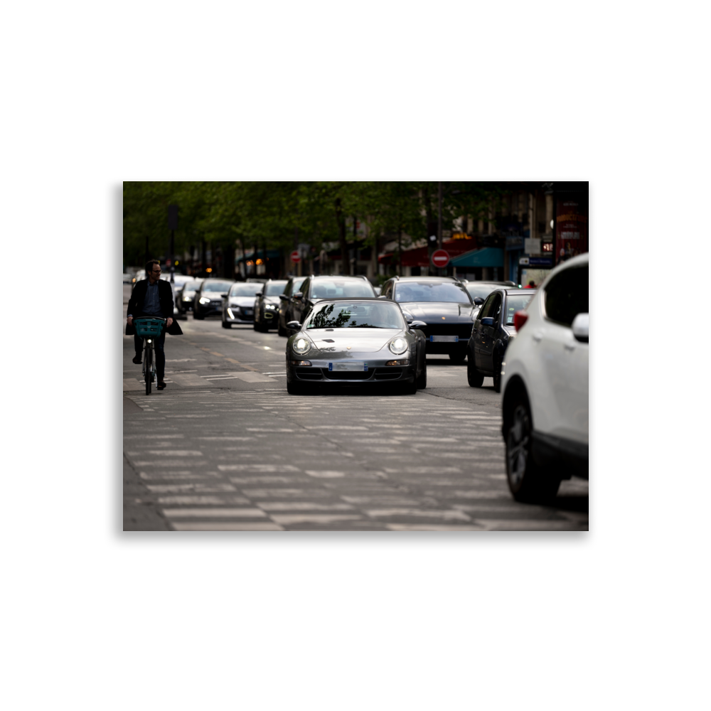 Porsche 911 Cabriolet grise stationnée dans une rue de Paris.