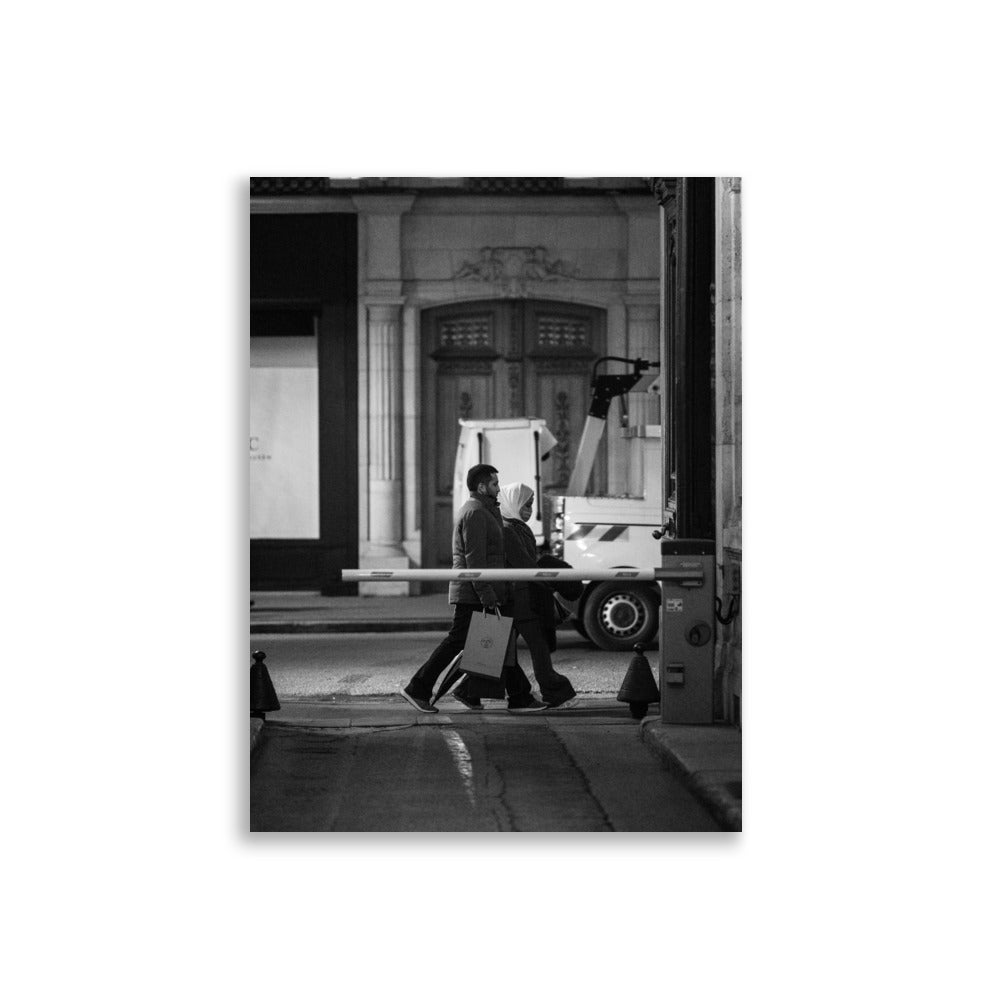 Poster Photo de rue N27 - Une photographie en noir et blanc captivante des rues de Paris, figeant l'essence même de la ville des lumières.