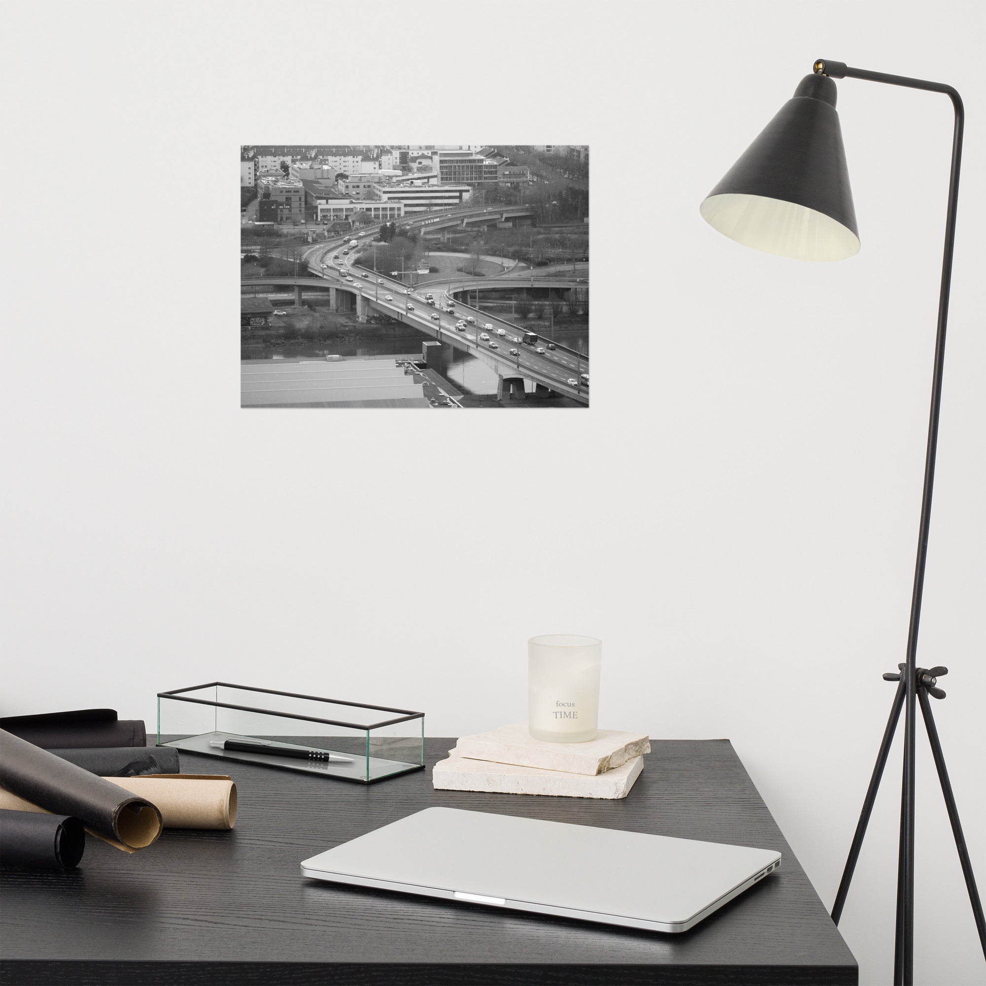 Poster Rouen N01 - Une photographie en noir et blanc captivante des hauteurs de Rouen, mettant en valeur la circulation sur un pont emblématique.